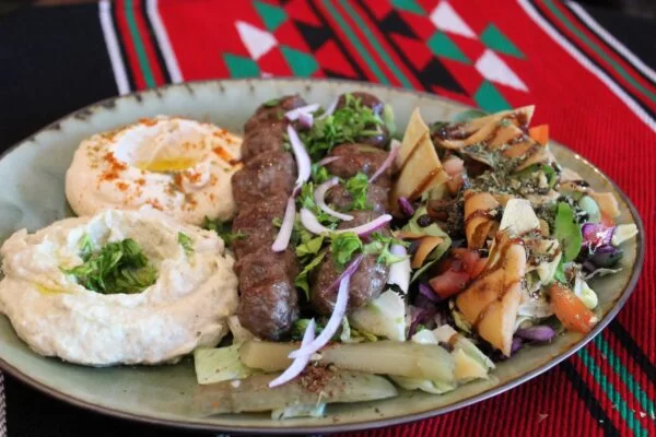 Kebab dish composé d'une brochette de kebab, d'une brochette de chich taouk, d'houmos, de moutabal et de fattouche
