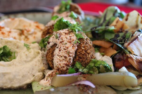 falafel, composé de 4 boulettes de pois chiches, d'houmos, de moutabal et fattouche.