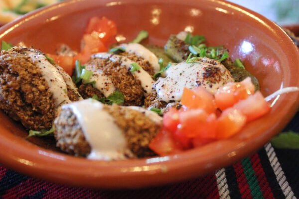 falafel, cuisine traditionnelle libanaise du restaurant EastatWest à Bruxelles