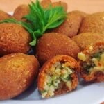 kebbe vegan, croquettes de boulgour frites farcies aux 5 oignons, noix et mélasse de grenade.