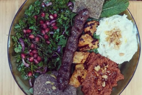 aleppo mix, une brochette Kebab, une brochette chich taouk, Rkakat, kibbeh, poulet tarator, salade muhammara et alep (bewaz)