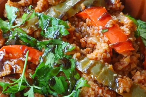 iche, boulgour cuit avec sauce de tomate, poivrons, persil, oignons et grenade.